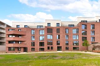 This energy-efficient new-build flat forms part of the prestigious Burenberg residential development in Leuven, a green and peaceful area within walking distance of the city centre and close to major access roads. <br /><br />This move-in-ready flat combines modern comfort, the latest technology and a practical layout with high-quality finishes.<br />The showpiece of the flat is the light-filled living area with open-plan kitchen. The large sliding window opens onto the spacious covered terrace, which leads onto a south-facing communal garden. The kitchen, featuring a cooking island, is fully fitted and thoughtfully finished with warm materials; there is also a utility room with a connection for a washing machine.<br /><br />The central hallway provides access to all other rooms in the flat. In addition to the two full-sized bedrooms, there is a separate toilet and a bathroom with a spacious walk-in shower. Here too, comfort is combined with attractive material choices and fine details such as indirect lighting.<br /><br />From the underground car park, you can take the lift directly to the apartment block. The parking space is available to rent for €100.<br /><br />In short, this apartment ticks all the boxes for anyone looking for a lovely place where high-quality living is combined with a central yet quiet location. <br /><br />Available immediately.<br />Rent: €1,450/month + €100/month (parking space) + €100/month service charges.