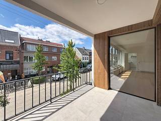 Centraal gelegen<strong> 3-slaapkamer appartement </strong>in een klein gebouw zonder lift. Door de uiterst goede ligging kan je van hieruit alle winkels te voet bereiken. Ook verschillende sportclubs bevinden zich in de nabije omgeving.<br /><br /><strong>Indeling:</strong><br />Ruime inkomhal met inbouwkasten; aparte wc; keuken met eethoek; woon- en eetkamer op laminaat; groot overdekt terras; wasplaats/strijkkamer; 3 slaapkamers op laminaat; badkamer met ligbad, dubbele lavabo en wc. <br /><br /><strong>Bijzonderheden:</strong>
<ul>
<li>Aparte meters voor water, gas en elekra. </li>
<li>In 2026: Nieuwe ramen (driedubbele beglazing) + nieuwe CV + nieuw terras. + alles herschilderd (<strong>huidig EPC werd nog niet aangepast</strong>, dus in werkelijkheid is de score beter dan D)</li>
<li>Ca. 14m gevelbreedte op het westen = erg veel lichtinval!.</li>
</ul>