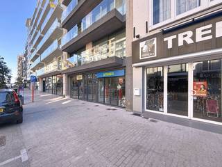 Gelegen in de Zeelaan te De Panne, in het centrum en op wandelafstand van de zee bevindt zich deze ruime garage te huur.afmetingen:2,76m B x...