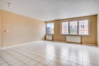 Immo Pické biedt U dit gunstig gelegen appartement aan op de derde verdieping in Halle en in de onmiddelijke omgeving van winkels, openbaar...