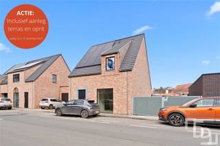 <p><span>Beslist u voor 31/12/2025 dat u één van deze woningen aankoopt? Dan leggen wij voor u het terras en de oprit aan!</span><span> </span></p><p><span>Lot 5 is de meest rechts gelegen woning van het project, deze woning is een gesloten woning maar beschikt over een autostaanplaats en ook een inpandige garage. Via de garage is er een directe toegang tot de tuin, wat een grote troef is van deze woning! Deze woning kenmerkt zich verder door een ruime garage die een directe toegang tot de tuin voorzien, 3 slaapkamers, een extra berging op het verdiep alsook een ruime zolder. </span></p><p><span> </span></p><p><span>Extra troeven voor deze woningen zijn:</span></p><p><span> </span></p><ul><li><span>Vloerverwarming;</span></li><li><span>Ventilatiesysteem D;</span></li><li><span>Buitenschrijnwerk in ALU;</span></li><li><span>Regenwaterput van 10.000 L bij iedere woning</span></li><li><span>Gesloten woningmet een directe toegang tot de tuin via de garage;</span></li><li><span>Inpandige garage en extra autostaanplaats;</span></li><li><span>Als bouwheer garanderen we een E-peil van E20, wat u als koper recht heeft op een korting van 50% op uw onroerende voorheffing gedurende 5 jaar;</span></li><li><span>U koopt rechtstreeks van de bouwheer;</span></li></ul><p><span> </span></p><p><span> </span></p><p><span>Wij streven naar de maximale prijs-kwaliteit verhouding, de volledige afwerking van de woningen staat verder omschreven in het lastenboek. </span></p><p><span> </span></p>