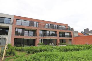 Welkom in het hart van Ardooie, welkom in residentie Parkzicht 2. Het uniek woonproject met het comfort van vandaag met zicht achteraan op het gemeentelijk park en op loopafstand van de markt van Ardooie.<br /><br />Deze kleinschalige residentie, slechts 8 appartementen, heeft een ondergrondse parkeergarage en een stijlvol afgewerkte inkomhal met trappenhal en lift.<br /><br />U komt de penthouse binnen via de ruime inkomhal met apart gastentoilet. Verder is er toegang naar de lichtrijke leefruimte (met grote glaspartijen en parket) met aansluitend de open keuken. Ook is er een aparte berging.<br /><br />Verder zijn er 2 volwaardige slaapkamers en 1 badkamer. Een unieke troef zijn de twee ruime terrassen. <br /><br />Het bijhorende ondergrondse complex omvat 12 staanplaatsen en bergingen.<br /><br />Aankoop mogelijk onder 6 % BTW.<br /><br />Wenst u graag een bezoek aan dit prachtig appartement of meer informatie? Contacteer ons gerust.