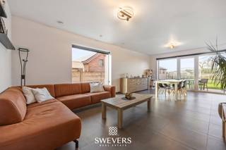 Voor meer info en foto’s, surf naar www.swevers.be – Deze recente en energiezuinige woning uit 2024 aan de Verdaelstraat 61/A in Geetbets combineert veel ruimte met een praktische indeling en een open uitzicht achteraan. Gelegen aan de rand van natuurgebied Aronst hoek geeft deze wandelen en de rust opzoeken als extra troef. Met een bewoonbare oppervlakte van 230 m², vijf slaapkamers en een perceel van 5a 84ca biedt ze volop mogelijkheden voor gezinnen, thuiswerk en hobby’s. Op het gelijkvloers bevinden zich een inkomhal, een leefruimte van 34 m², een aansluitende keuken van 11 m², een apart toilet, een berging van 10 m² en een extra kamer. De eerste verdieping omvat drie slaapkamers en een centraal gelegen badkamer. In totaal telt de woning vijf slaapkamers van 40 m², 19,5 m², 18 m², 16 m² en 13 m². Via een vaste trap bereik je de ruime tweede verdieping met dakvlakvensters en technische installaties. Buiten geniet je van een noordoostelijk georiënteerde tuin van ca. 360 m² met vrij zicht achteraan. Voor een carport is reeds een vergunning aanwezig en optioneel kan een laadpaal voorzien worden. Zonnepanelen, isolerende beglazing, warmtepomp met koelfunctie en vliegenramen verhogen het wooncomfort. Ook de ligging is praktisch: een bushalte ligt op 70 meter, scholen en kinderopvang op ca. 2 km en winkels en ontspanning zijn vlot bereikbaar. Voor meer informatie, bel 012 699 900. De vermelde oppervlaktes zijn een indicatie..