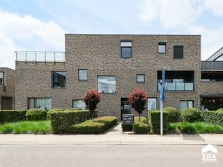 <p>Ruim en energiezuinig appartement te koop in hartje Lommel! </p>
<p><strong>Lommel-Centrum: prachtig en ruim (111m²) appartement met 2 slaapkamers, kelderberging en ondergrondse autostaanplaats.</strong></p>
<p> </p>
<p>Troeven:</p>
<ul><li>Gelegen in Lommel-Centrum nabij o.a. scholen, winkels, restaurants, openbaar vervoer, ..</li><li>Energiezuinig = EPC B</li><li>2 slaapkamers</li><li>Terras (ca. 9m²)</li><li>Ondergrondse autostaanplaats en kelderberging inbegrepen</li><li>Lift aanwezig!</li><li>Verhuurd aan €1.007,39/maand (incl. gemeenschappelijke kosten). Geschikt voor investeerders!</li></ul>
<p>Indeling: zie plannen in bijlagen.</p>
<p> </p>
<p> </p>