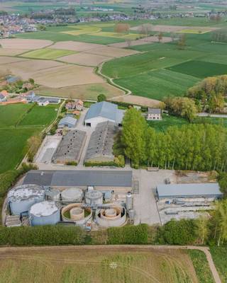 HAASDONK - Grootschalige site met veelzijdige infrastructuur en energiepotentieel nabij E17 Op een strategisch gelegen perceel van ca. 43.785m²...