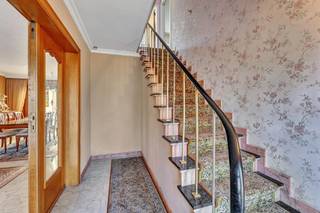<p>Op een topligging in Denderleeuw bevindt zich deze <strong>robuuste en goed onderhouden woning</strong>. Winkels, scholen en openbaar vervoer bevinden zich op wandelafstand. De woning is onmiddellijk bewoonbaar en biedt, mits enkele energetische ingrepen en modernisering, alle <strong>mogelijkheden </strong>om er een tijdloze en charmante thuis van te maken. Het gelijkvloers omvat een inkomhal, een ruime en lichtrijke living met salon en eetplaats, een kwalitatieve keuken, een<strong> ruime garage </strong>met bergruimte, een wasplaats, bijkomende berging en een veranda. Op de verdieping bevinden zich een nachthal, <strong>vier slaapkamers</strong> en een badkamer. Buiten geniet men van een <strong>gezellig terras en een ruime, fraai aangelegde tuin</strong>. Extra troeven: Buitenschrijnwerk in aluminium met dubbele beglazing - Verwarming op accumulatie - Automatische garagepoort. Een ruime gezinswoning met een sterke basis, veel potentieel en een uitstekende ligging in Denderleeuw.</p>