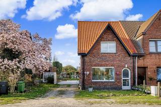 TE KOOP IN EVERGEM<br />Welkom in de Doornzeelsestraat 115 in Evergem!<br /><br />De troeven van dit pand zijn:<br /><br />- Deels gerenoveerde half-open bebouwing<br />- Aangename, ruime, omheinde tuin - ideaal voor spelende kinderen. Zeer onderhoudsvriendelijk en mogelijkheid voor een grote moestuin.<br />- Namiddag- en avondzon in de tuin - voor zomerse aperitief- en degustatiemomenten. <br />- Zeer ruim terras<br />- EPC-score C dus geen renovatieplicht<br />- Asbestveilig<br />- Drie slaapkamers waarvan één op het gelijkvloers<br />- Twee badkamers, twee toiletten<br />- Grote tuinwerkplaats<br />- Goede bereikbaarheid<br />- Onmiddellijk beschikbaar bij akte<br />- Ook interessant voor investeerders - verhuur<br />- Mooie inplanting in het perceel<br />- Instapklaar<br /><br />Laat u verleiden door de foto's en indien u meer informatie of een bezoek wenst, vul dan bij voorkeur eerst uw gegevens in via de contactknop en dan bel ik u spoedig op.<br /><br />Laurens Deprez 0496-20 64 64<br />De opgegeven informatie en oppervlaktes zijn informatief en niet bindend.