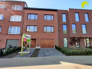 <p><span>Vlakbij het bruisende winkelcentrum van Mortsel vinden we deze ruime bel-étage woning met 4 volwaardige slaapkamers en grote zuid-tuin. Ook de groengebieden Fort IV en Klein Zwitserland, het openbaar vervoer (tram, trein, bus) en verschillende grote invalswegen liggen op wandelafstand. </span></p><p><span> </span></p><p><span>Indeling</span></p><p><span>We komen binnen in de ruime inkomhal die ons verder toegang verleent naar de keldertrap, de garage en de trap naar de eerste verdieping. Onze tocht begint in de garage waar voldoende plaats is voor 2 wagens. Aansluitend op de garage vinden we de nodige voorzieningen om een bijkeuken te plaatsen en toilet. Wanneer we achteraan in de garage de deuren volledig openen, komen we in een zonnige zuid-tuin met overdekt terras. De tuin is volledig privatief en vormt een oase van rust. </span></p><p><span> </span></p><p><span>We gaan terug op onze stappen en nemen in de inkomhal de trap naar de eerste verdieping. Op deze verdieping bevindt zich de leefruimte die door de volledige diepte van de woning loopt. Ramen aan weerszijden van de ruimte maken de de leefruimte zeer licht en open. Een groot schuifraam geeft toegang tot een zonneterras waar voldoende ruimte is voorzien voor een grote eettafel. Vanop het terras heeft u een groen zicht met in de verte Fort IV. </span></p><p><span> </span></p><p><span>Ook de open keuken geeft toegang tot het terras. De keuken is voorzien van alle comfort (vaatwasser, dubbele spoelbak met druip, keramisch vuur, dampkap, koelkast, vriezer, oven, combinatie-oven). Tevens zijn er voldoende kasten en een tafel met stoelen voorzien. </span></p><p><span> </span></p><p><span>Langs de keuken gaan we terug naar de hal. Zowel op de eerste als op de tweede verdieping vinden we in de hal een apart toilet terug. Op de tweede verdieping zijn er ook ingemaakte kasten voorzien in de hal.</span></p><p><span> </span></p><p><span>We lopen verder naar de tweede verdieping. Hier bevinden zich 4 ruime slaapkamers op laminaat en een zeer grote badkamer. De badkamer is voorzien van ingemaakte kasten, een dubbele lavabo met meubel en een inloopdouche met infrarood-functie. </span></p><p><span> </span></p><p><span>De volledige woning is eveneens onderkeldert. </span></p><p><span> </span></p><p><span>Pluspunten</span><span><br />- Dubbele garage én oprit</span></p><p><span>- 4 ruime slaapkamers</span></p><p><span>- Grote zuid-gerichte tuin met overdekt terras + zonneterras op 1</span><span><sup>e</sup></span><span> V <br />- Oase van rust achteraan met groen uitzicht<br />- Gunstige locatie</span></p><p><span> </span></p><p><span>Nuttige informatie</span><span><br /></span><span>- EPC: 188kWh/m</span><span><sup>2</sup></span><span>jaar - B-label<br />- </span><span>B</span><span>eschikbaarheid: 01/07/2026</span></p><p><span>- Plaatsbeschrijving: 350 euro (per partij)</span></p><p><span>- Huurwaarborg: 3 maanden</span></p><p><span> </span></p><p><span>Boek nu zelf ONLINE uw afspraak in. Surf naar het betreffende eigendom op onze website <span>www.habicom.be</span></span><span> en klik op de roze knop </span><span>'PLAN EEN BEZOEK'</span><span>. </span></p><p><span>Voor meer info surf naar <span>www.habicom.be</span></span><span>.</span></p><p><span> </span></p>