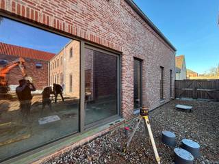 <p><strong>Te koop: Casco woning 1 met veel potentieel – aan 6% btw</strong><br />Woning 1 maakt deel uit van een <strong>kleinschalig woonproject met meerdere woningen</strong>, opgevat als een aangename <strong>woongemeenschap</strong>. Dit biedt extra voordelen zoals <strong>meer veiligheid</strong>, een rustige woonomgeving en een sterk buurtgevoel.</p>
<p>De casco woning vormt een uitstekende basis om volledig naar eigen smaak af te werken en beschikt over <strong>3 slaapkamers</strong>, een <strong>badkamer</strong>, een <strong>keuken</strong> en een <strong>open leefruimte</strong> die zorgt voor een ruimtelijk en licht gevoel. Daarnaast zijn er <strong>parkeergelegenheden</strong> voorzien, wat extra comfort en gemak biedt.</p>
<p><strong>Verkoop aan 6% btw (onder voorwaarden).</strong><br />Interesse? Neem gerust contact op voor meer informatie of een bezoek.</p>