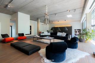 <h2><span>Deze unieke loft te koop in Hasselt is gelegen in residentie Blue lofts, in de rustige Lazarijstraat, vlakbij Quartier Blue en het stadscentrum.</span></h2>
De loft heeft een vlotte verbinding naar de grote en kleine ring en de E313 richting Antwerpen en Tongeren. Dankzij de oriëntatie aan de tuinzijde woon je hier in alle rust, met een mooi groen uitzicht en privacy.<br /><br />Deze luxueus afgewerkte loft beschikt over een bewoonbare oppervlakte van 191 m² en een ruim zuidwestgericht terras van 40 m², bereikbaar via een schuifraam van 14 meter breed.<br /><br />De unieke inrichting, de grote raampartijen en het hoge plafond (tot 4.12m) vallen je onmiddellijk op zodra je de loft binnenstapt. De inkomhal is stijlvol afgewerkt met een houten vloer en indirecte vloerverlichting. De ruime leefruimte straalt rust en klasse uit, met een marmeren wand, een open haard met tablet in blauwe steen en een parketvloer.<br />De maatkeuken met groot eiland met bijhorende tafel is voorzien van alle comfort: koelkast met diepvries (ijsblokjes), 4 wijnfrigo's, 3 ovens, ingebouwde koffiemachine (bonen), gasbekken, keramische kookplaat, teppanyaki, verzinkbare dampkap en vaatwasser.<br />Aansluitend bevindt zich een ingerichte berging met maatkasten, aansluiting wasmachine en droogkast en centraal stofzuigersysteem.<br /><br />De loft beschikt over twee slaapkamers die beide voorzien zijn van airco.<br />Vanuit de dubbele schuifdeur vanuit de leefruimte kom je in de masterbedroom met ensuite badkamer met douche, lavabo, apart toilet en maatkasten.<br />De tweede badkamer bevindt zich in de andere slaapkamer met douche en lavabo.<br /><br />Deze loft is volledig voorzien van maatwerk zoals de keuken, badkamers, dressing, vestiaire en berging<br /><br />Er is de mogelijkheid om een dubbele afgesloten garage met geautomatiseerde sectionaalpoort bij te kopen.<br /><br /><strong>Troeven van deze loft:</strong>
<ul>
<li>Toplocatie met zicht op het groen, vlakbij het stadcentrum </li>
<li>Nieuwe en onderhouden airco-installaties</li>
<li>Centrale luchtverwarming op elektriciteit</li>
<li>Hyperuitgeruste keuken </li>
<li>Geöliede parketvloer, onderhoudsvriendelijk</li>
<li>Centraal stofzuigersysteem</li>
<li>Automatische screens</li>
<li>Twee badkamers</li>
<li>Mogelijkheid tot eigen ondergrondse parkeerplaats</li>
</ul>
Interesse in deze prachtige loft te koop in Hasselt? Contacteer ons via Optie M vastgoed I 0478 41 58 70 I carine@optie-m.be <br />Wil je weten wat jouw woning waard is? Contacteer ons via bovenstaande gegevens.<br />Extra informatie: WG&GSO/VG/GVV/GMO/GVKR
