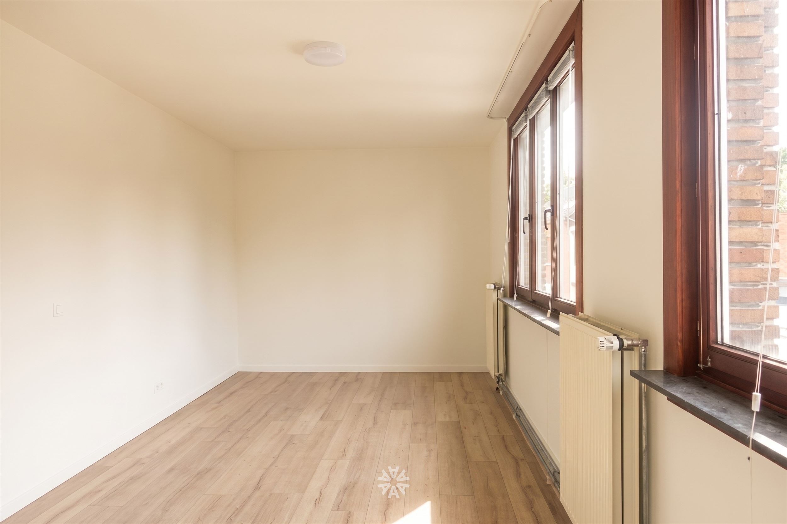 Gerenoveerd lichtrijk appartement op gunstige locatie te huur in Zelzate - foto 4