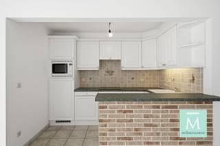 <p><span>Ruim en energiezuinig appartement met zonnig terras</span></p><p><span>Bent u op zoek naar een ruim appartement met een aangenaam terras, op wandel- en fietsafstand van het centrum van Mechelen? Dan is dit appartement zeker een bezoek waard. Dankzij de gunstige ligging bevinden scholen, winkels, openbaar vervoer en belangrijke invalswegen richting Antwerpen, Brussel en Leuven zich vlakbij.</span></p><p><span>Het appartement is bereikbaar via de trap of lift en verwelkomt u in een inkomhal met vestiaireruimte en een apart gastentoilet. De lichtrijke leefruimte biedt voldoende plaats voor zowel een ruime zithoek als een grote eettafel. De open keuken is praktisch ingericht en voorzien van alle comfort.</span></p><p><span>Vanuit de woonkamer heeft u rechtstreeks toegang tot het ruime terras, waar u in alle rust kunt genieten van een ontspannen moment.</span></p><p><span>Verder beschikt het appartement over twee ruime slaapkamers, een badkamer met ligbad, douche en dubbele lavabo, en een handige berging/wasruimte.</span></p><p><span>Ook aan parkeergelegenheid is gedacht: bij het appartement hoort een garagebox, die verplicht mee aan te kopen is voor 30.000 euro.</span></p><p><span>Als extra troef bevindt het appartement zich op korte afstand van het centrum van Mechelen, station Nekkerspoel, de fietsostrade en het natuurgebied Mechels Broek.</span></p><p><span>Interesse? Contacteer ons voor een bezoek via <span>info@demakelaardij.be</span></span><span> of 015 20 20 82.</span></p>