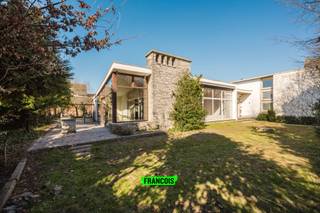 In het hart van Lichtervelde, op een centrale ligging langs de statige Astridlaan, bevindt zich deze karaktervolle doktersvilla. Deze...