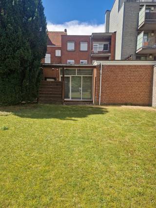 <p><span>Ruime handelsruimte in het centrum van Brasschaat.</span></p><p><span> </span></p><p><span>Een ruime handelsruimte die geschikt is voor een kantoor, winkel of vrij beroep. </span></p><p><span>Pop-up is mogelijk. Horeca is niet toegestaan in het gebouw.</span></p><p><span> </span></p><p><span>Indeling: </span></p><p><span> </span></p><p><span>Handelsuimte van 160 m², apart toilet met lavabo, twee ruime bergingen van elk 15 m² en een tuin.</span></p><p><span>Toegang langs achter (via de Door Verstraetelei) voor eventueel leveringen en dergelijke. </span></p><p><span> </span></p><p><span>Pluspunten: </span></p><p><span> </span></p><p><span>- zeer gunstige ligging </span></p><p><span>- individuele meters voor gas, elektriciteit en water</span></p><p><span>- terras en tuin</span></p><p><span>- geen gemeenschappelijke kosten</span></p><p><span> </span></p>