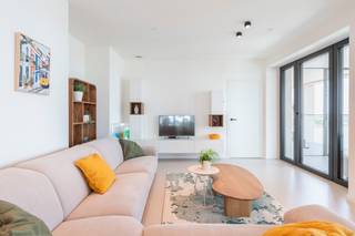 <p>Deze exclusieve loft bevindt zich op de zestiende verdieping van de prestigieuze Residentie Scheldehof en biedt een unieke combinatie van luxe, ruimte en architectuur (Max Dudler). De indrukwekkende open leefruimte met designkeuken vormt het absolute hart van de woning. Dankzij de kamerhoge raampartijen geniet je van een adembenemend panoramisch uitzicht over de Schelde, de stad en haar iconische skyline.</p><p></p><p>De luxueuze Bulthaup-keuken is afgewerkt met een natuurstenen werkblad, stijlvolle eiken accenten en hoogwaardige Miele-toestellen. Ze vormt samen met de royale leefruimte de perfecte plek om te koken, te genieten en gasten te ontvangen. </p><p>De volledige woning is voorzien van een doordacht lichtplan, uitgewerkt door Lichthuis. Alle verlichting is dimbaar, programmeerbaar en eenvoudig te bedienen via een uitgebreid domoticasysteem, waardoor sfeer en comfort naadloos samengaan.</p><p></p><p>De loft beschikt over drie volwaardige slaapkamers, elk met een hoogwaardige afwerking en veel privacy. Daarnaast is er een bureau dat dankzij een glazen deur of een vaste wand eenvoudig kan worden afgesloten en desgewenst ingericht als vierde slaapkamer.</p><p>Het pand telt twee badkamers. De eerste badkamer beschikt over een inloopdouche, terwijl de masterbadkamer is uitgerust met een ligbad, inloopdouche, toilet, dubbele wastafel én een op maat gemaakte hammam van Effegibi.</p><p></p><p>Een absolute blikvanger zijn de verschillende winter- en zomerterrassen, waardoor je in elk seizoen optimaal geniet van het buitengevoel en het fenomenale uitzicht. De hoogwaardige afwerking wordt verder doorgetrokken met op maat gemaakte Novamobili-kasten, een naadloze PU-gietvloer en stijlvolle mortex-afwerkingen in de badkamers.</p><p></p><p>Praktisch comfort is eveneens ruimschoots aanwezig dankzij een gastentoilet, meerdere bergruimtes in het appartement en een ruime private kelderberging van ongeveer 9 m².</p><p></p><p>Tot slot zijn er twee autostaanplaatsen afzonderlijk aan te kopen, waarvan één voorzien is van een laadpaal. </p><p></p><p>De combinatie van architectuur, hoogwaardige materialen, innovatieve technieken, uitzonderlijk wooncomfort en een ongeëvenaard uitzicht maakt van deze loft een unieke woonbeleving op een absolute toplocatie in Antwerpen.</p>