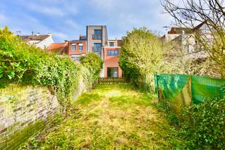 * Biedingsysteem: bieden vanaf 225.000 EUR. Meer info op kantoor.
Surf naar onze website voor meer informatie over de verkoop van deze woning. www.vastgoedunicum.be
Dit op te frissen, karaktervol herenhuis, gelegen in het centrum van Eeklo heeft veel troeven door de combinatie van hoge, lichtrijke ruimtes, drie bouwlagen, een terras en tuin.
Een indrukwekkende gang nodigt u uit tot de prachtige eetplaats die verbonden is met de keuken.
Op het gelijkvloers vindt u verder een apart gastentoilet en een mooi salon dat met een groot schuifraam verbonden is met het zongericht terras en de aangelegde tuin. Hier komt u volledig tot rust. Achteraan in de tuin geniet u in de schaduw van een overdekte pergola of u kan deze gebruiken als opslagruimte voor de fietsen.
De eerste verdieping beschikt over drie slaapkamers: twee grote tweepersoonsslaapkamers en één eenpersoonsslaapkamer. De badkamer is voorzien van een ligbad, een lavabo, een toilet en een douche in ligbad.
Een praktische, droge kelder biedt opbergmogelijkheden voor uw voedingswaren en andere artikelen.
Het huidig EPC kan, mits het plaatsen van dak -en muurisolatie, omgezet worden naar een label "D"!
De tweede verdieping, de zolderverdieping, zal u verrassen door een oppervlakte van maar liefst 40 vierkante meter waar u perfect nog twee slaapkamers kan bij creëren.
Deze woning is gelegen in het centrum van Eeklo, dicht bij alle winkels en dienstencentra, sport en cultuur.
Mis deze kans niet om uw eigen stempel te drukken op dit prachtige pand!
Wenst u een bezoek, neem dan contact op via het nummer
09/336 16 15 of mail ons via info@vastgoedunicum.be, wij helpen u graag verder.
Virtueel bezoek?
https://youtube.com/shorts/DqHIM1tYBY4