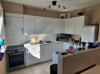 <p><span>Instapklaar appartement met garage te huur in Kuurne</span></p><p><span>Op zoek naar een ruim en centraal gelegen appartement in Kuurne? Dan is dit instapklare appartement zeker een bezoek waard!</span></p><p><span>Het appartement omvat een inkomhal met gastentoilet, een ruime en lichtrijke leefruimte, een volledig uitgeruste keuken met alle toestellen, twee ruime slaapkamers, een badkamer en een aangenaam terras waar u kunt genieten van de buitenlucht.</span></p><p><span>Als extra troef beschikt het appartement over een ruime garage, wat zorgt voor extra comfort en bergruimte.</span></p><p><span>Centrale ligging in Kuurne<br />2 ruime slaapkamers<br />Volledig uitgeruste keuken<br />Terras<br />Ruime garage inbegrepen<br />Instapklaar</span></p><p><span>Huurprijs: 770/maand inclusief syndicuskosten</span></p><p><span>Interesse? Neem vandaag nog contact op voor meer informatie of een bezoek ter plaatse</span></p>