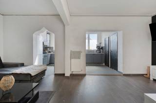 Vooraan bevindt zich de woning (139m²), achteraan een magazijn (260m²) met bijhorende burelen (38m²) en stockage op het verdiep (38m²). Ideaal voor ondernemers die op zoek zijn naar een praktische all-in-one locatie.<br /><br /><strong>Indeling:</strong><br />Aan de straatzijde bevindt zich de woning met op het gelijkvloers 2 slaapkamers en 1 badkamer. Op de eerste verdieping is er een ruime leefruimte met open keuken, 2 extra slaapkamers, een badkamer, wasberging en apart toilet.<br /><br />Via een doorgang onder de woning bereik je het magazijn van ca. 260 m², geschikt voor opslag of lichte activiteit. Aansluitend zijn er burelen van 38 m², met op de verdieping nog eens 38 m² stockageruimte.<br /><br /><strong>De buitenruimtes:</strong><br />De oprit en koer bieden ruimte voor parkeren, manoeuvreren of buitenstockage. De indeling laat een duidelijke scheiding toe tussen privé en professioneel gebruik.<br /><br /><strong>Bijzonderheden:</strong><br />Woning met 4 slaapkamers en 2 badkamers.<br />Magazijn van 260 m² met burelen.<br />Dak &amp; achtergevel geïsoleerd (2023).<br />EPC-score woning: C – 207 kWh/m²/jaar.<br />Praktische doorrit en buitenruimte.<br /><br /><strong>Ligging:</strong><br />Strategisch gelegen te Deurne-Noord met een vlotte verbinding naar de Ring en E313, en op wandelafstand van winkels, openbaar vervoer, scholen en horeca.