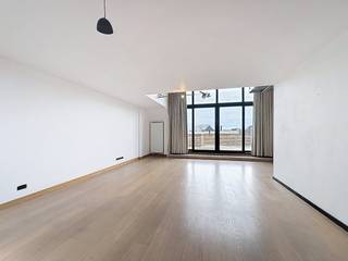 Bent u op zoek naar ruimte en licht? Deze prachtige, lichtrijke loft op de tweede verdieping van een kleinschalig gebouw biedt de perfecte...
