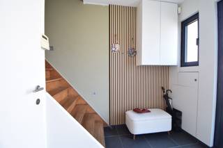 Verzorgde woning met 2 slaapkamers op een perceel van 475m² in het centrum van Lille.<br /><br />Het gelijkvloers bestaat uit een inkomhal met gastentoilet en trap naar de bovenverdieping, vooraan is er een ruime leefruimte met zit- en eethoek en een volledig geïnstalleerde open keuken. De woonkamer en keuken geven via een schuifraam uit op de veranda en de tuin achteraan. Achteraan is er nog een bureauruimte of 3de slaapkamer.<br /><br />Op de eerste verdieping zijn er 2 slaapkamers en een badkamer met lavabomeubel, ligbad met douchescherm en toilet.<br /><br />Er is een vaste trap naar de zolderruimte onder dak.<br /><br />De woning is degelijk afgewerkt en energiezuinig, de verwarming is op basis van een condensatieketel op aardgas.<br /><br />De tuin is afgesloten en in de tuin staat een klein tuinhuis. Ter hoogte van de straat is een carport geplaatst.<br /><br />De woning is gelegen in het centrum van Lille op wandelafstand van winkels, openbaar vervoer en scholen.<br /><br />Troeven:<br />•Gelegen in het centrum van Lille.<br />•Instapklaar<br /><br />Indien u meer informatie wenst of een plaatsbezoek, aarzel dan niet om contact op te nemen: tel 0496/51.10.10 of christoffel@vastgoedpicavet.be .