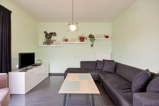 BEZOEK AANVRAGEN ENKEL MOGELIJK VIA VOLGENDE LINK: <br />https://verlinden.mijnhuurprofiel.be/property/05798882-02b4-4c32-82f6-dcf303a6d869<br /><br />Dit appartement is gunstig maar toch rustig gelegen in het centrum van Mol, op wandelafstand van tal van winkels, sportaccommodatie, openbaar vervoer, ziekenhuis, ... Tevens geniet deze van een vlotte verbinding naar omliggende gehuchten en gemeentes.<br /><br />Het appartement is gelegen op de bovenste verdieping van een nette, kleinschalige residentie. <br />Via de gemeenschappelijke trap of lift, betreden we de inkomhal met gastentoilet ingebouwde vestiairekast. Als we verder lopen komen we terecht in de leefruimte welke opgedeeld is in een knusse eethoek en zithoek. Hier geniet u van alle comfort dankzij radiatoren, airco (met warme lucht) en de nodige verduistering. Doordat de leefruimte aan de achterkant gesitueerd is, kom je via een schuifraam meteen op het zuidgeoriënteerde terras waar u van voldoende zon en privacy geniet. Wenst u toch liever even in de schaduw te vertoeven? Dan kan dit perfect met de aanwezig luifel. <br /><br />De aparte keuken is voorzien van een koelkast, oven, microgolfoven, keramische kookplaat, afzuigkap, vaatwasser, spoeltafel, voldoende kastruimte en ruimte voor een ontbijthoek. Ook hier geeft een schuifraam uit op het terras. <br /><br />De wasplaats/ berging is tevens toegankelijk via de inkomhal en hier bevindt zich de centrale verwarming op gas evenals de mogelijkheid voor het plaatsen van een wasmachine en droogkast. <br /><br />Beide slaapkamers zijn zeer ruim en genieten van voldoende lichtinval. De volledig betegelde badkamer beschikt over een ligbad, douchecel, dubbele wastafel in meubel met kastruimte en een extra toilet.<br /><br />In de kelder bevindt zich een privatieve berging (13 m²) en een autostaanplaats (garage met elektrische poort),<br />Tevens geniet u hier van gemeenschappelijke parkeerplaatsen achteraan het gebouw. Ideaal voor een tweede auto of voor bezoekers.<br /><br />Kortweg; zeer ruim, zeer energie zuinig en in het centrum van Mol!<br /><br />Huurprijs: €850/maand | geen gemeenschappelijke kosten | beschikbaarheid: 01/11/2026 | EPC: 37 kWh/m² (label A)
