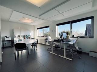 Op zoek naar een inspirerende werkplek met veel lichtinval, gelegen op een goede verbinding in Waasmunster? Dan is deze kantoorruimte met...