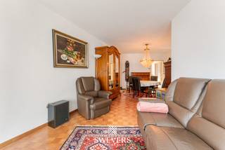 Voor meer info en foto’s, surf naar www.swevers.be – Dit appartement aan de Burgemeester Bollenstraat 5 bus 4 ligt centraal in Hasselt en biedt 93 m² bewoonbare oppervlakte. Winkels, horeca, scholen, openbaar vervoer en het station bevinden zich op wandelafstand, terwijl ook de snelwegen vlot bereikbaar zijn. Via de centrale hal bereikt u alle ruimtes. De ruime woonkamer van 32 m² beschikt over een verzorgde parketvloer en biedt voldoende plaats voor een zit- en eethoek. De aparte keuken van 7,25 m² werd vernieuwd in 2008. Verder zijn er twee slaapkamers van 11,5 m² en 8 m², waarbij de tweede kamer ook geschikt is als bureau of logeerkamer. De badkamer werd eveneens vernieuwd in 2008 en het toilet is apart. Extra bergruimte vindt u in de bergingen in het appartement en in de kelderberging van 2 m². De ramen werden vernieuwd in 2011 en airco zorgt voor extra comfort tijdens warme dagen. Het gebouw uit 1974 beschikt over een lift en het dak werd vernieuwd in 2025. Bij het appartement horen bovendien autostaanplaatsen voor twee wagens achter elkaar, een mooie troef op deze centrale locatie. Met enkele opfrissingen kan u het appartement volledig naar eigen smaak afwerken. Een interessante combinatie van ruimte, bereikbaarheid en praktisch wooncomfort in hartje Hasselt. Voor meer informatie, bel 011 255 155. Bron bewoonbare oppervlakte: EPC – verslag.