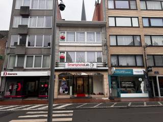 Deze verzorgde opbrengsteigendom bestaat uit een handelsgelijkvloers en een duplex appartement. Beide zijn verhuurd. De eigendom is gelegen in...