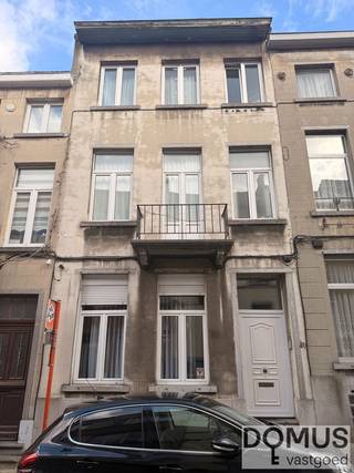 - BEL SUREYYA VOOR EEN BEZOEK 0485/867926 -
Gelegen in de Lefrancqstraat 40 bevindt zich dit opbrengstgebouw bestaande uit 2 volwaardige appartementen, elk voorzien van alle comfort en voorzieningen. Op het gelijkvloers geniet u van een gezellige binnenkoer, ideaal om tot rust te komen.
Dankzij de centrale ligging nabij winkels, openbaar vervoer en invalswegen is dit pand een uitstekende investering met sterk verhuurpotentieel.