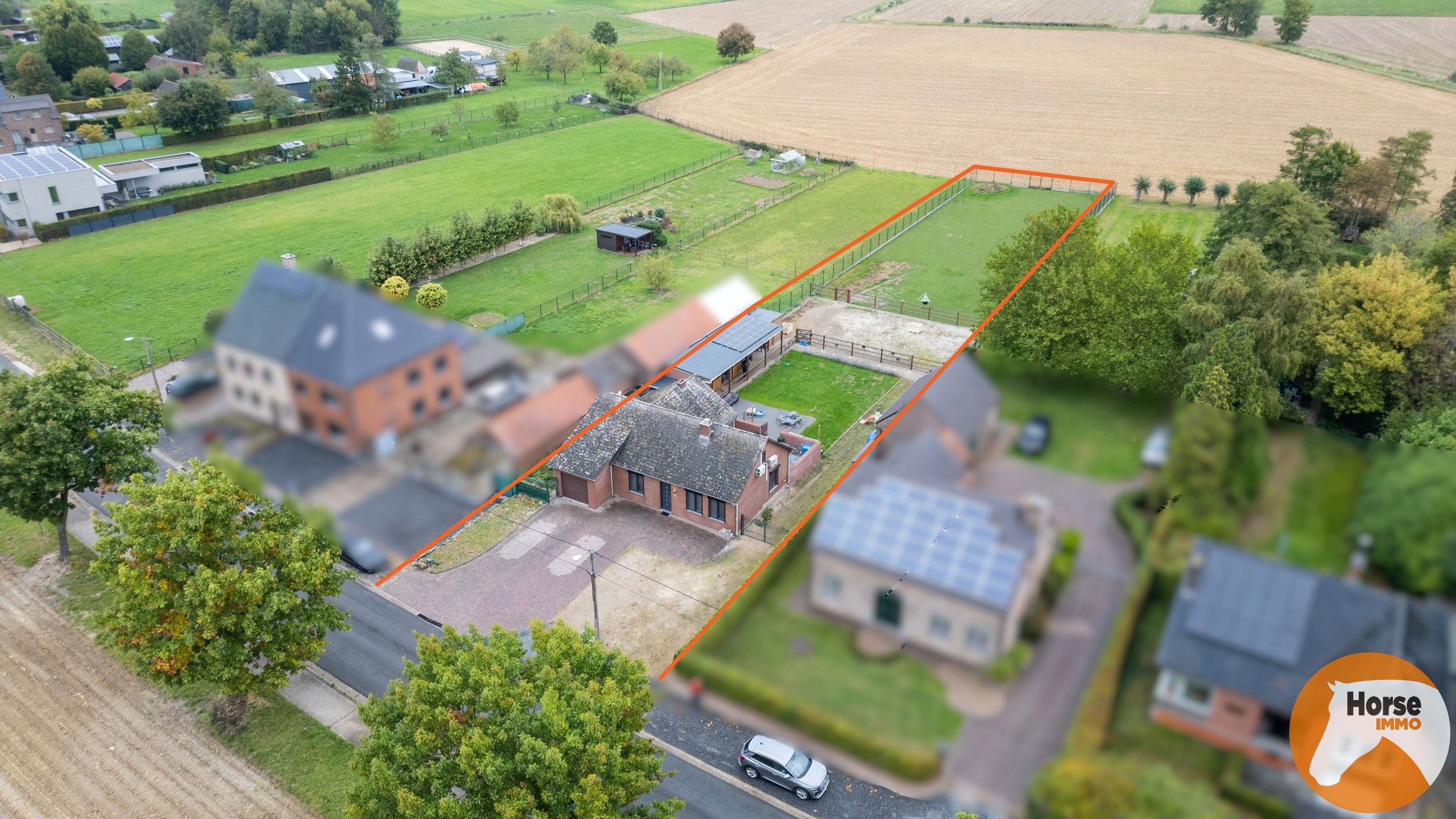 BILZEN-HOESELT - Gerenoveerde woning met paardenstal - foto 1