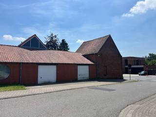 Located in the Oekensestraat near the Rijksweg in Roeselare, this warehouse of approximately 180 m² is available for rent. Some specifications:- 2 parts: front part of approximately 58 m² (gate passage 2.75 m); 2nd part of approximately 122 m².- 3 phases (20A)- 2 parking spaces along the Schaapsstraat- toilet- rainwater (1,000 litres)Good location near exit E403 Roeselare - Rumbeke and Rijksweg. Are you looking for commercial real estate consisting of a warehouse for rent in Roeselare? Do not hesitate to contact us on 051 21 22 23.