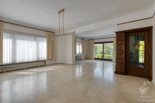 <p>Deze prachtige villa is gelegen aan de Grote Baan in Herdersem, op slechts 4 km van de Grote Markt van Aalst en biedt een perfecte combinatie van klassieke Art Deco-charme en modern comfort. <br /><br />De villa is gelegen op een perceel van bijna 30 are en kijkt uit op de velden.<br /><br />Aan de straatkant is de woning afgesloten met een elektrische poort waardoor privacy gewaarborgd is. Achter deze poort is ruime parkeergelegenheid voor minstens zes auto's en ook een carport.<br /><br />De voorbije jaren werden heel wat renovaties uitgevoerd. Zo werd in 1997 een grondige renovatie doorgevoerd en sedertdien werd ook oa een nieuw dak, zonnepanelen met thuisbatterij, nieuwe gevelbekleding in crepie, airco-inverters, een nieuw terras achteraan én een nieuwe hyper-geïnstalleerde keuken en badkamer geplaatst.<br /><br />Op het gelijkvloers is er een royale inkomhal met gastentoilet, een woonkamer, eetkamer, keuken voorzien van alle snufjes, een wasplaats en een bureau. Door de indeling kan de woning ook gebruikt worden bv als dokterswoning. Achter de woning werden tuin en twee terrassen aangelegd. Ideaal om te genieten van de rust die je hier hebt. Honger? De gemetste pizza-oven komt zeker van pas, maar ook de druivelaar en fruitbomen zijn leuk meegenomen. <br /><br />Er is aan droge kelder waar de verwarmingsinstallatie staat en ook bergplaats en wijnkelder.<br /><br />Op de eerste verdieping treffen we twee grote en twee kleinere slaapkamers, een afzonderlijke<br />dressing en een badkamer voorzien van toilet, douche, wastafel en bad met jacuzzifunctie.<br /><br />Op de tweede verdieping is de 5de slaapkamer te vinden. Een echte balzaal die zeker nog kan opgedeeld worden indien nodig.<br /><br />* Gunstig epc<br />* prachtige ligging en perceel<br />* véél ruimte (binnen én buiten) én parkeergelegenheid<br />* grote renovatiewerken reeds uitgevoerd (dak, crepie, zonnepanelen, keuken,...)<br /> </p>

<p>Met zijn aantrekkelijke ligging en ruime indeling is deze villa een uitgelezen kans voor wie op zoek is naar een sfeervolle woning met volop mogelijkheden. Neem gerust contact met ons op voor meer informatie of om een bezichtiging in te plannen.</p>