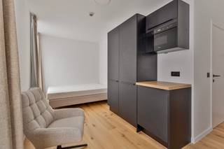 <span><strong>***alle informatie op www.connect-immo.be***</strong></span>
<p>Deze residentie is gelegen aan de Leuvense stadsrand, namelijk op de <strong>Geldenaaksebaan</strong>! Deze locatie biedt zowel voor studerende jongeren in Leuven, Heverlee én Brussel een goede uitvalsbasis. <br /><br />Niet alleen de rustige omgeving is een troef maar ook de faciliteiten in de nabijheid zijn mooi meegenomen. Zo kan je er het openbaar vervoer vinden op enkele meters van het gebouw. Supermarkten, printshops, apotheek… op wandel/ fietsafstand. Het verlengde van de straat geeft uit op Sportoase waar je als student kan deelnemen aan groepslessen of gewoonweg kan ontspannen. <strong>Abdij Van Park</strong> is een Norbertijenabdij gelegen aan Leuvense bossen en is de ideale uitvalsbasis voor studenten die naast het studeren wensen te ontspannen. Je geniet er als het ware van de natuur en dit op een boogscheut van Leuven. Men kan hier echt wel spreken van een verborgen parel.</p>
<span><strong>Residentie César</strong> is een </span><strong>vernieuwbouwproject </strong><span>en werd opgeleverd in oktober 2024</span><span>. De renovatie werd uitgevoerd met aandacht voor detail, afwerking en kwaliteitsvolle materiaalkeuze. Ook <strong>voldoet </strong>het gebouw aan </span><span>de gevraagde strenge </span><strong>energiezuinigheidsnormen</strong><span> van 2024. De entiteiten zijn kamers eigen sanitair en een studio, dewelke volledig bemeubeld aangeboden worden. Ook beschikken enkele units over een </span><strong>privatief terras</strong><span>, als dat niet geweldig is! Bovendien is er een <strong>inpandige </strong></span><strong>fietsenstalling</strong><span> en een <strong>gemeenschappelijke keuken met terras en tuin </strong>aanwezig zodat bewoners samen kunnen kokerellen!</span><br /><br /><span><strong>Interesse? Vraag je brochure op en plan uw bezoek in met onze Expert Investeringsvastgoed: Jacky@connect-immo.be of 0495 53 46 49</strong></span><br /><br /><span>EPC: 94 kWh/(m2jaar) - 3150724</span><br /><strong>Verkoop onder het registratiestelsel </strong><br /><span>Wg, G</span><span>dv, Gvkr, Gvv</span>