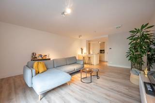 Op een uitstekende locatie langs de Sint-Pieterskaai, op korte afstand van centrum Brugge, bevindt zich dit charmant en energiezuinig appartement. Dankzij de centrale ligging zijn winkels, openbaar vervoer en belangrijke invalswegen vlot bereikbaar. Het appartement werd recent opgefrist en is voorzien van een volledig nieuwe keuken en terras. <br /><br />Het appartement geniet van volgende indeling: inkomhal, badkamer met ligbad, toilet en wastafel, nieuwe en volledig uitgeruste keuken, leefruimte, slaapkamer, berging en een aangename tuin met terras.<br /><br />Op heden is het appartement verhuurd, waardoor het pand ook interessant is als vastgoedinvestering met een direct rendement. Het appartement beschikt ook over een conformiteitsattest.<br /><br />Voor meer informatie of een vrijblijvend bezoek, neem contact op met Michiel op het nummer 0473 255 533 of per mail.<br />