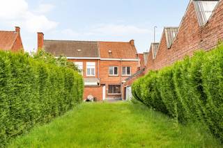 Te renoveren gezinswoning met 3 slaapkamers en grote tuin!Bent u op zoek naar een woning met veel ruimte én tal van mogelijkheden? Dan is deze te renoveren gezinswoning zeker een bezoek waard! Dankzij de centrale ligging, de ruime indeling en de grote tuin vormt dit de ideale thuis voor gezinnen of handige renovatoren die hun droomwoning willen creëren.De woning omvat een inkomhal, een aangename leefruimte, keuken en badkamer op het gelijkvloers. Op de eerste verdieping bevinden zich de overloop, een tweede badkamer met lavabo en bad, en maar liefst 3 ruime slaapkamers. De grote zolderverdieping biedt bovendien extra potentieel voor het inrichten van een bijkomende slaapkamer, hobbyruimte of bureau.Buiten geniet u van een grote en aangename tuin waar het heerlijk vertoeven is.Troeven: Veel potentieel, centrale ligging, dubbele beglazing, verwarming op gas, grote tuin!Te koop via Immo Beguin, jouw vastgoedexpert sinds 2009, met kantoren in Ronse, Waregem, Kortrijk, Deinze, Doornik en Lessines.Bezoek na afspraak met Immo Beguin: tessa@immobeguin.be