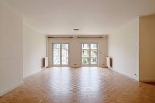 Dit comfortabele en ruime appartement bevindt zich in Residentie Versailles, op de eerste verdieping aan de rustige achterzijde van het gebouw. De residentie is gelegen op een aangename en praktische locatie, met verschillende voorzieningen op korte afstand en een vlotte bereikbaarheid.<br /><br />Bij het binnenkomen treft u een ruime inkomhal die toegang biedt tot de verschillende kamers. De grote leefruimte baadt in natuurlijk licht en wordt gekenmerkt door een warme parketvloer. Aansluitend bevindt zich het gezellige terras met een rustgevend uitzicht op het groene achtergebied. De keuken is afzonderlijk ingericht.<br />Het appartement beschikt over drie volwaardige slaapkamers en een badkamer. Met een bewoonbare oppervlakte van 126 m² voelt het geheel bijzonder ruim en aangenaam aan. Het gebouw wordt omgeven door een verzorgde gemeenschappelijke tuin met veel groen.<br /><br />Daarnaast is er een privatieve kelderberging inbegrepen en is de aankoop van een afgesloten garagebox verplicht (+ € 30.000). <br /><br />Meer info of een bezoek? Contacteer Julie op +32 478 07 43 43 of julie@ocvastgoed.be<br /><br />EPC:  165kWh/m² (B-label)  - Bruikbare vloeroppervlakte 126m² (Volgens het EPC-verslag) <br />Stedenbouwkundige inlichtingen: woongebied, stedenbouwkundige vergunning, geen verkavelingsvergunning, geen rechterlijke herstelmaatregel of bestuurlijke maatregel opgelegd, voorkooprecht.<br />Geen overstromingsgevoelig gebied. P-score = A, G-score = A<br />Dit pand is niet onderhevig aan de renovatieverplichting