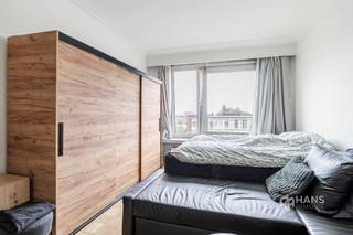 <p><span>Deze studio geniet van een centrale ligging tussen het Centraal Station en Berchem-Station, ideaal voor wie zich vlot met het openbaar vervoer wil verplaatsen. Ook met de wagen en de fiets zit je hier goed: de snelweg en de stadsrand zijn snel bereikbaar en in de buurt vind je verschillende velo-stations. Een uitstekende uitvalsbasis voor wie centraal en praktisch wil wonen.</span></p><p><span>De lichtrijke studio bevindt zich op de bovenste verdieping van een gebouw met acht verdiepingen. De vaste kosten bedragen €100/maand en omvatten onder andere warm en koud water, verwarming (op gas), lift en het onderhoud van de gemene delen.</span></p><p><span>Momenteel is de studio verhuurd aan €590/maand (exclusief vaste kosten), wat het ook interessant maakt als investering. De elektriciteit is conform en de aluminium ramen zijn voorzien van dubbele beglazing.</span></p><p><span>De indeling is praktisch en efficiënt: een uitgestrekte inkomhal met ingemaakte vestiairekast, een badkamer (3 m²) met ligbad/douche, lavabo en toilet, en een lichtrijke leefruimte met aansluitende keuken, samen goed voor circa 23 m².</span></p><p><span>Ben je op zoek naar een betaalbare studio op een centrale ligging of een interessante investering? Mis deze kans niet! Bewoonbare opp. 36 m² – ref.: bruto vloeropp. Voor meer info of een gratis schatting surf naar </span><span><span>www.hansimmo.be</span></span></p><p><span> </span></p>