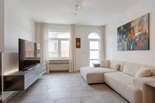 <p><span>Op zoek naar een woning die u verder volledig naar eigen smaak kunt afwerken? Deze </span>gunstig gelegen woning in de Hofstraat 42 te Kerksken- Haaltert<span> biedt een mooie basis en combineert reeds uitgevoerde energetische verbeteringen met heel wat mogelijkheden voor verdere renovatie en personalisatie.</span></p>
<p><span>Een aantal belangrijke werken werden reeds uitgevoerd. Zo beschikt de woning over </span>nieuwe ramen en werd zowel de voor- als achtergevel geïsoleerd en afgewerkt met crépi. <span>Met een </span>energielabel C<span> is er bovendien </span>geen renovatieverplichting<span>, waardoor u de verdere werken op eigen tempo en volgens uw eigen wensen en budget kunt uitvoeren.<br /><br />De keuken is aan een renovatie toe en op de verdieping is reeds een toilet voorzien in een ruimte die groot genoeg is om er een praktische badkamer van te maken. De doucheruimte bevindt zich naast de keuken. Op de verdiepingen zijn er dan nog eens 4 slaapkamers.</span></p>
<p>Troeven:</p>
<ul>
<li><span>Nieuwe ramen, voor- en achterdeur en poortje</span></li>
<li><span>Geïsoleerde voor- en achtergevel met crépi</span></li>
<li><span>Groot terras in natuursteen</span></li>
<li><span>EPC-label C</span></li>
<li><span>Geen renovatieplicht</span></li>
<li><span>Gunstige ligging</span></li>
<li><span>Verder af te werken naar eigen smaak</span><span></span></li>
</ul>
Maak uw afspraak op één van de bezoekmomenten en contacteer Karin: 0468 12 68 62 - karin@albert.immo<br />Doe uw bod vanaf deze prijs.