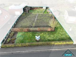 <p>Net buiten het centrum van Veldegem vind je deze mooi gelegen bouwgrond voor open bebouwing. De ligging combineert rust met een vlotte bereikbaarheid: het openbaar vervoer, diverse winkels en de E403 bevinden zich op korte afstand. Het perceel heeft een oppervlakte van 628 m² en een ruime straatbreedte van 16,50 meter. Een mooie kans voor wie een vrijstaande woning wil bouwen op een goed bereikbare locatie nabij het centrum van Veldegem. De bouwvoorschriften zijn beschikbaar op kantoor. (sted. inl.: Gvg, WgLk, Gmo, Gvkr, Vv)</p>