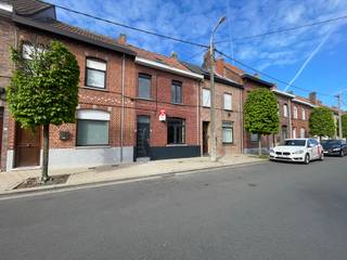 <strong>Wervik - Zeer mooie en ruime gerenoveerde woning met garage en uitweg te koop.</strong><br /><br />Ontdek deze gerenoveerde woning met 3 slaapkamers, kwalitatieve materialen en zeer veel lichtinval. Een woning waar je zorgeloos kan intrekken.<br /><br /><strong>Indeling:</strong><br />Twee bergingen, badkamer, toilet, zeer ruime leefruimte met open keuken, tuin en garage<br /><u>1ste verdieping:</u> 2 slaapkamers, toilet<br /><u>2de verdieping:</u> 3de slaapkamer met aansluitende badkamer<br /><br /><strong>Troeven:</strong>
<ul><li>Rustige ligging</li><li>Ruim</li><li>3 slaapkamers</li><li>Recent gerenoveerd</li><li>Tuin</li><li>Garage</li><li>Uitweg</li></ul>
