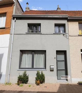 Gemoderniseerde woning met twee slaapkamers en koer. Centraal gelegen, dichtbij openbaar vervoer en scholen.Living met open keuken en koer op het...