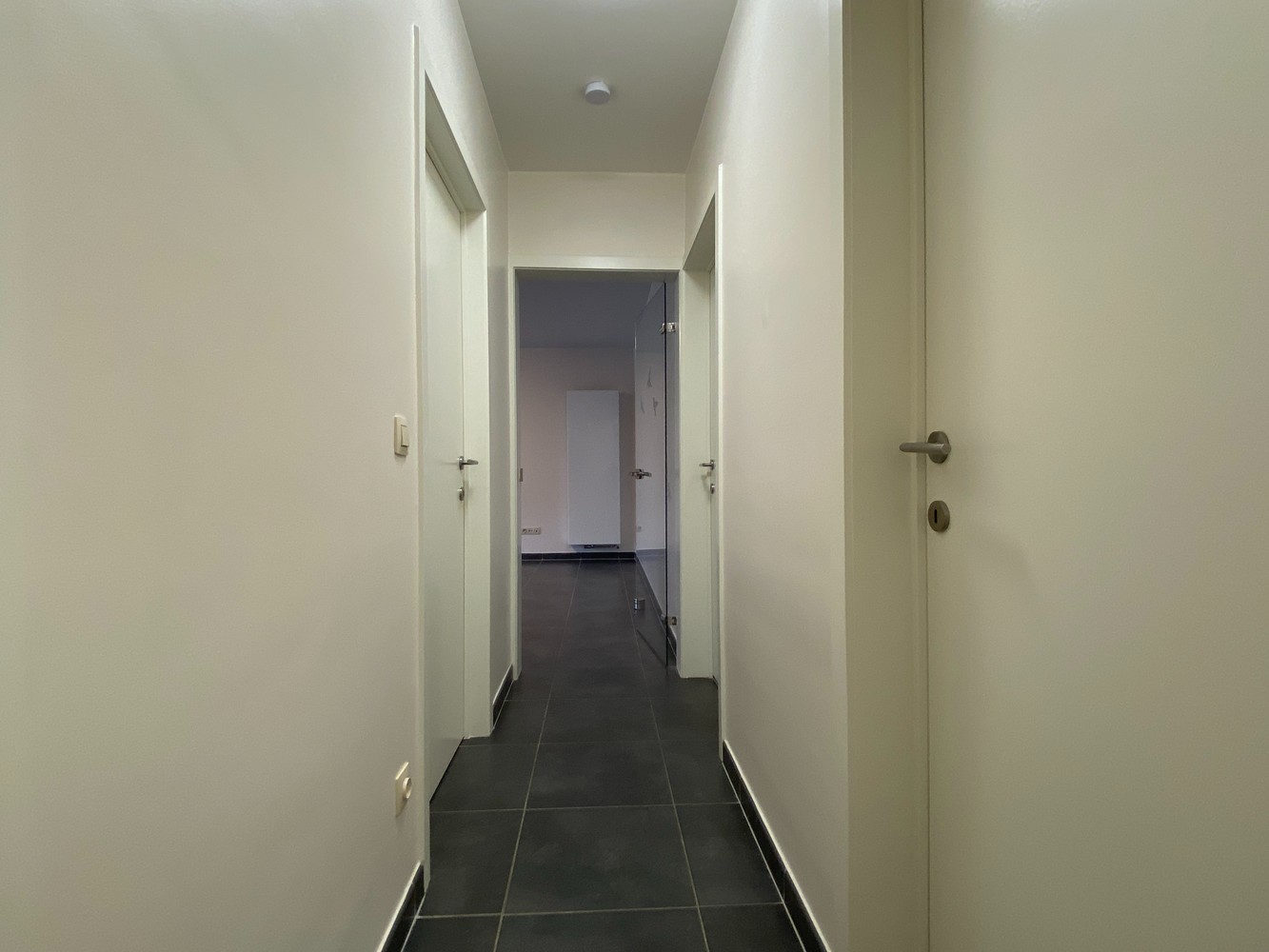 Rustig gelegen appartement met 2 slaapkamers, ruim zonneterras en autostaanplaats te centrum Tienen - foto 3