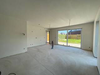 <p><span>Ligging<br /></span><span>Deze nieuwbouwwoning geniet van een rustige ligging in Evergem.<br />Ook qua bereikbaarheid woon je hier goed dankzij de vlotte aansluiting op de fietssnelwegen F40 en F42, het station in Evergem en de nabijheid van R4, N9 en E34 is een pluspunt.<br /><br /></span><span>Nieuwbouwwoning met 3 slaapkamers, inpandige garage en zonnige tuin op 371 m²<br /></span><span>Deze energiezuinige nieuwbouwwoning (E30, energieklasse A) combineert een tijdloze architectuur met doordacht wooncomfort. <br /><br />Gelijkvloers<br />/ inkomhal met gastentoilet<br />/ lichtrijke leefruimte met zithoek, eetplaats en open keuken<br />/ groot schuifraam met toegang tot het terras<br />/ praktische wasplaats/berging met buitendeur<br />/ berging onder de trap<br />/ inpandige garage met elektrische sectionale poort<br /><br />Verdieping<br />/ ruime nachthal<br />/ drie volwaardige slaapkamers<br />/ badkamer met ligbad en inloopdouche<br />/ apart toilet<br />/ extra bergruimte<br /><br />De woning voldoet aan alle huidige energienormen. <br />Een maximaal E-peil van E30 zorgt voor een laag energieverbruik en een aangenaam binnenklimaat het hele jaar door.<br /><br /></span><span>Extra<br /></span><span>/ warmtepomp lucht / water<br />/ vloerverwarming<br />/ ventilatiesysteem C<br />/ septische put<br />/ regenwaterput 7500l<br />/ technische omschrijving: zie lastenboek bij downloads<br /><br /></span></p>