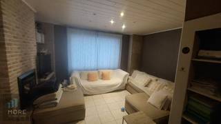 Maison à rafraîchir de type trois chambres, avec cour, espace de rangement et grenier. Bien située dans le centre proche de Heist aan Zee. À visiter absolument. Consultez "premiezoeker.be" pour savoir quelles aides vous pouvez obtenir. Appelez-nous pour plus d'infos. <em>Conditions intéressantes pour une vente rapide. </em><br /><br /><br />https://www.bouwenenwonen.be/<br />https://www.vlaanderen.be/<br />http://www.verzekeringgewaarborgdwonen.be/<br /><br /><br /><br /><span><strong>Offre sous conditions; Voir www.more.be, "documents" et sous réserve de disponibilité.</strong></span>
