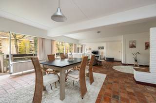 EEN ZEER RUIM APPARTEMENT (CA. 160 M²) OP DE EERSTE VERDIEPING RECHTS MET 2 TERRASSEN, 2 BERGINGEN EN GARAGE.INDELINGInkomhal met vestiare-ruimte. 2...