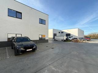 Uiterst goed gelegen magazijn van 205 m² met bijhorend 101 m² kantoor en 3 private parkeerplaatsen.Op slechts 500 m van de N60 en ca. 1,5 km van de...