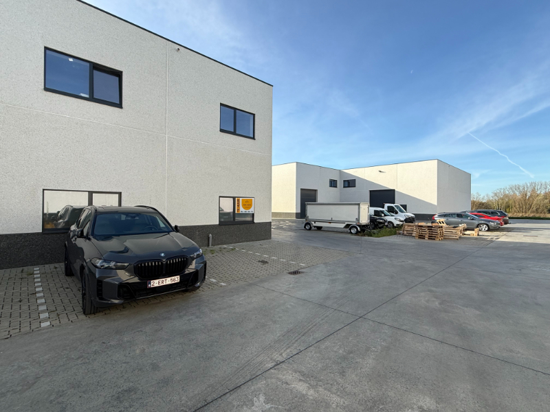 Recent magazijn met kantoorruimte – uitstekende ligging - foto 2