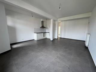 2 slaapkamer appartement bevindt zich op de 2de verdieping in een gebouw zonder lift. Ruime gemeenschappelijke tuin aanwezig, fietsenberging en afvalberging.<br /><br />Leefruimte van 22m² met half open ingerichte keuken voorzien van koelkast en keramisch kookvuur, klein balkon aan de voorzijde en achterzijde. Twee slaapkamers van 14m² en 10m², badkamer met douche en apart toilet. Er is eveneens een private kelder ruimte.<br /><br />Beschikbaar vanaf 1 oktober <br /><br />€115 maandelijkse provisiekosten voor verwarming, onderhoud en verbruik van de algemene delen, brandverzekering, afval containers en onderhoud gemeenschappelijke tuin.<br /><br />Elektriciteit en water aparte meter. 