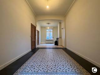 <p><span>Prachtig herenhuis met 4 slaapkamers en grote zonovergoten stadstuin op toplocatie!</span></p><p><span> </span></p><p><span>De woning heeft volgende indeling:  </span></p><p><span> </span></p><p><span>Gelijkvloers (inkomhal - eetkamer - keuken - toilet - living)</span></p><p><span>Bij het betreden van de woning via de inkomhal, valt het oog onmiddellijk op de levendige tegelvloer in combinatie met de rustieke houten elementen, de hoge plafonds en de karakteristieke moluren in uitmuntende conditie. </span></p><p><span>De ruime living op parketvloer beschikt niet enkel over een mooie natuurlijke lichtinval, maar ook over een authentieke, operationele steenkoolkachel. De tegelvloer zoals in de hal vinden we ook in de eetkamer terug, dit met oog op het onderhoud. </span></p><p><span>Aanpalend de eetkamer vinden we het hart van de woning terug, de keuken. Deze is uitgerust met alle gangbare en moderne keukenapparatuur waaronder een 5-pits gasfornuis. </span></p><p><span>Het is niet enkel een mooie en kwalitatieve keuken, ze is tevens enorm praktisch en uniek ingericht. </span></p><p><span>Het gelijkvloers beschikt nog over een gastentoilet inclusief handenwasser.</span></p><p><span> </span></p><p><span>Eerste verdieping (toilet - badkamer - slpk 1 - slpk 2)</span></p><p><span>Op dit verdiep vinden we nog een tweede toilet terug, eveneens met handenwasser. De geheel betegelde badkamer is voorzien van een dubbel lavabomeubel, een aparte douche evenals een ligbad/douche combinatie. </span></p><p><span>Dankzij het grote venster is er een optimale verluchting bovenop een mooi natuurlijke lichtinval. Verder vinden we op dit verdiep nog 2 ruime slaapkamers terug (12m² &amp; 18m²), beiden op karaktervolle parketvloer. Méér dan genoeg plek om deze volledig naar believen in te richten.    </span></p><p><span> </span></p><p><span>Tweede verdieping (slpk 1 - slpk 2)</span></p><p><span>Net zoals de rest van de woning is ook dit verdiep tot in de puntjes opgefrist. De grootste kamer is voorzien van moderne Velux dakvensters, zonnewering incluis. Beide slaapkamers genieten een zéér mooie oppervlakte (12m² &amp; 18m²) en bieden dus veel potentieel wat betreft de invulling ervan.</span></p><p><span> </span></p><p><span>Kelder &amp; zolder</span></p><p><span>De droge kelder met een oppervlakte van 38m² biedt enorm veel opbergruimte. Bovendien zijn ook de aansluitingen voor was- en droogmachine hier terug te vinden. Op zolder is er nog extra opbergruimte voorzien met een oppervlakte van 10m².</span></p><p><span> </span></p><p><span>Stadstuin</span></p><p><span>De ruime stadstuin met veel privacy en nog meer zon, is de ideale plek om even te ontsnappen aan het hectische stadsleven. Elektriciteit is reeds voorzien en het onderhoud is beperkt. De kers op de taart. </span></p><p><span> </span></p><p><span>Huurprijs en beschikbaarheid</span></p><p><span>Huurprijs: €1.900,00/ maand</span></p><p><span>BEschikbaar: 01/08/2026</span></p><p><span> </span></p><p><span>Extra troeven:</span></p><ul><li><span>Mobiscore 9.6/10</span></li><li><span>Prachtige stadstuin</span></li><li><span>Volledig opgewaardeerd</span></li></ul><p><span> </span></p><p><span> </span></p>