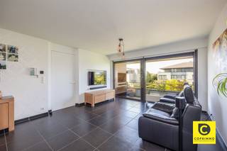 <p><span>Lichtrijk topappartement (114 m²) met 2 terrassen in de groene Veldekens!</span></p><p><span>Bent u op zoek naar een ruim, instapklaar en uiterst energiezuinig appartement op een toplocatie? Dit prachtig 2-slaapkamerappartement van ca. 114 m² (cfr. EPC) bevindt zich in een modern en prima onderhouden gebouw met lift in de begeerde wijk 'Veldekens' te Berchem. Op deze absolute droomlocatie woont u heerlijk rustig en kwalitatief te midden van een groene omgeving, terwijl winkels, scholen, openbaar vervoer en belangrijke invalswegen vlak nabij zijn. Met een EPC A-label en conforme elektriciteit bent u bovendien verzekerd van een energiezuinige en zorgeloze toekomst! Het appartement is </span><span>beschikbaar vanaf 1/10/2027.</span></p><p><span> </span></p><p><span>Inkomhal & gastentoilet</span></p><p><span>U stapt het appartement binnen via de royale inkomhal met veiligheidsdeur en videofoon. Vlak bij de inkom vindt u het aparte gastentoilet, uitgerust met een handig handenwasser.</span></p><p><span> </span></p><p><span>Woonkamer, keuken & bijkeuken</span></p><p><span>Het ruimtelijke gevoel wordt meteen bevestigd in de indrukwekkende leefruimte (ca. 43 m²). Dankzij de grote schuiframen aan weerskanten baadt de kamer in het natuurlijke daglicht.</span></p><p><span>De open keuken is functioneel ingericht met veel werk- en opbergruimte en voorzien van kwalitatieve inbouwtoestellen zoals een oven, vaatwasser en koelkast. Direct aanpalend aan de keuken bevindt zich een aparte berging/bijkeuken die ideaal dienstdoet als wasruimte en voor extra opbergruimte zorgt.</span></p><p><span> </span></p><p><span>Slaapkamers & Luxe badkamer</span></p><p><span>Het appartement beschikt over twee uitzonderlijk ruime slaapkamers op een onderhoudsvriendelijke tegelvloer. De master bedroom (ca. 21 m²) biedt een zee aan ruimte, terwijl de tweede volwaardige slaapkamer (ca. 13 m²) reeds is uitgerust met een praktische ingemaakte kastenwand.</span></p><p><span>De royale badkamer is een waar ontspanningsoord: uitgerust met zowel een heerlijk ligbad als een grote inloopdouche met dubbele regendouchekop en een stijlvol lavabomeubel.</span></p><p><span> </span></p><p><span>Terrassen aan voor- én achterzijde</span></p><p><span>Een absolute troef zijn de twee ruime terrassen. Aan de voorzijde geniet u van een riant terras (ca. 4,5 m x 1,7 m) voorzien van een elektrische screen voor de gewenste schaduw. Aan de achterzijde bevindt zich het tweede terras (ca. 4,5 m x 1,8 m). Door deze indeling geniet u de hele dag door van zowel zon als schaduw én een heerlijk groen uitzicht op de omgeving.</span></p><p><span> </span></p><p><span>Extra troeven:</span></p><p><span>- Uiterst energiezuinig: Topscore met een EPC A-label.</span></p><p><span>- Elektriciteit conform: Volledig goedgekeurde en conforme installatie.</span></p><p><span>- Grote oppervlakte: Ca. 114 m² bewoonbare oppervlakte (cfr. EPC).</span></p><p><span>- Zon & Schaduw: Terrassen aan zowel voor- als achterzijde (inclusief elektrische screen).</span></p><p><span>- Topcomfort: Grote leefruimte, royale slaapkamers en badkamer met ligbad én dubbele inloop-regendouche.</span></p><p><span>- Toplocatie: Rustig en groen wonen in de Veldekens met een uitstekende Mobiscore.</span></p><p><span> </span></p><p><span>Kortom: een royaal, energiezuinig en lichtrijk appartement op een absolute droomplek in Berchem. Maak snel uw afspraak voor een bezoek!</span></p>